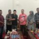 Pj Bupati Abdya Sunawardi, berangkulan dengan Yusri, oknum tenaga kontrak satuan pemadam kebakaran BPBK Abdya, korban tendangan ala preman Pj Bupati, setelah proses perdamaian terlaksana, di pendopo Bupati. Foto direkam Minggu malam (1/9) lalu.Waspada/Ist