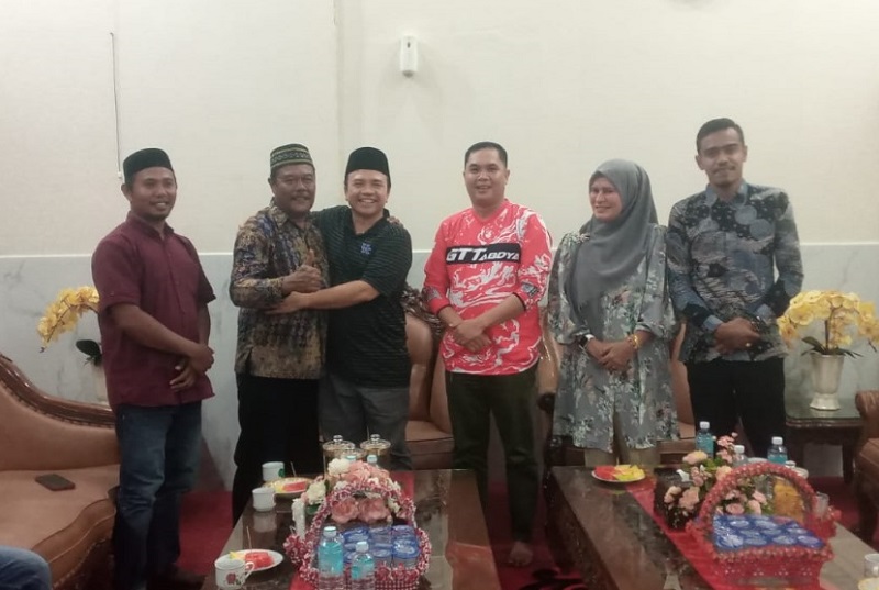 Pj Bupati Abdya Sunawardi, berangkulan dengan Yusri, oknum tenaga kontrak satuan pemadam kebakaran BPBK Abdya, korban tendangan ala preman Pj Bupati, setelah proses perdamaian terlaksana, di pendopo Bupati. Foto direkam Minggu malam (1/9) lalu.Waspada/Ist