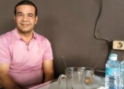 Tgk Anwar Husen saat berbincang-bincang dengan Waspada di salah satu Warkop di Kota Sigli, Minggu (22/9). Waspada/ Muhammad Riza