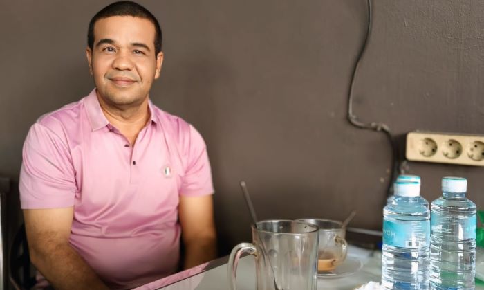 Tgk Anwar Husen saat berbincang-bincang dengan Waspada di salah satu Warkop di Kota Sigli, Minggu (22/9). Waspada/ Muhammad Riza