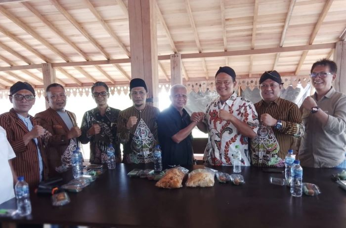 Ketum Pujakesuma Eko Sopianto bersama Surya, Bayu, Rianto dan lainnya saat berfoto bersama.(Waspada/ist).