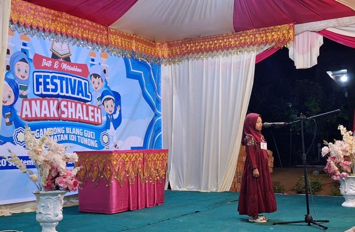 Salah satu peserta TKA tampil dalam FASI Tingkat Gampong Blang Siguci, Idi Rayeuk, Aceh Timur, Sabtu (21/9) malam. Waspada/Muhammad Ishak
