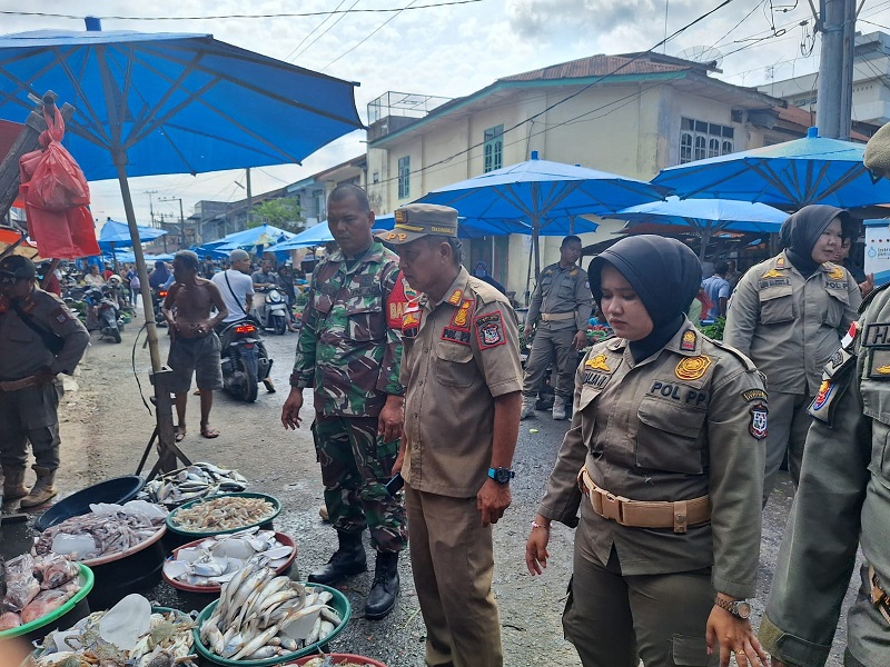 Kasi Trantib Satpol PP Tanjungbalai, Sahlan Lubis bersama personel melakukan penertiban terhadap pedagang kaki lima di Pasar Bengawan. Waspada/Rasudin Sihotang