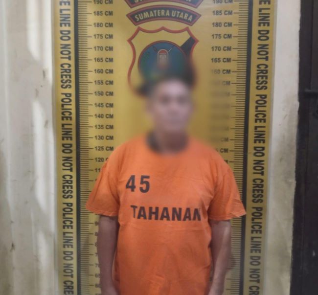 Tersangka MS saat diamankan di Mapolres Simalungun.(Waspada/ist)