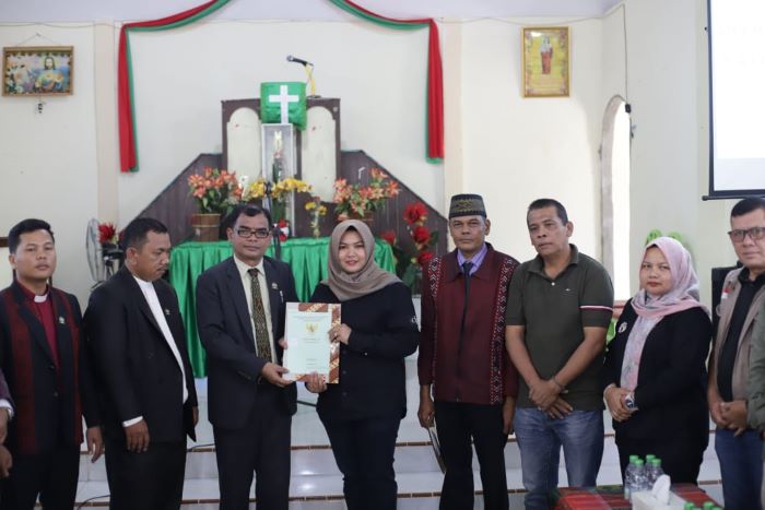 Wakil Bupati Madina, Atika Nasution saat memberikan sertifikat GKPA kepada pendeta, Minggu (22/9). (Sarmin Harahap/ist)