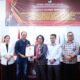 KETUA Bawaslu Humbang Hasundutan, Henri W Pasaribu, S.Th didampingi Anggota Efrida Purba S.Sos., MAP, Eduard Bert Sianturi S.Pd menerima salinan Berita Acara Rekapitulasi DPT dari Ketua KPUD Humbahas, Maena Cibro. Waspada/Ist