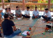 Pemangku adat (Barisan Harajaon Mandailing Godang) saat diskusi bersama dalam membedah visi-misi Bacalon di Bagas Godang Kotansiantar. Waspada/Ali Anhar Harahap.