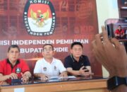 Komisi Independen Pemilihan (KIP) Pidie menggelar konferensi pers usai rapat pleno penetapan pasangan calon Bupati dan Wakil Bupati di kantor KIP, Minggu (22/9/) sore. Waspada/ Muhammad Riza