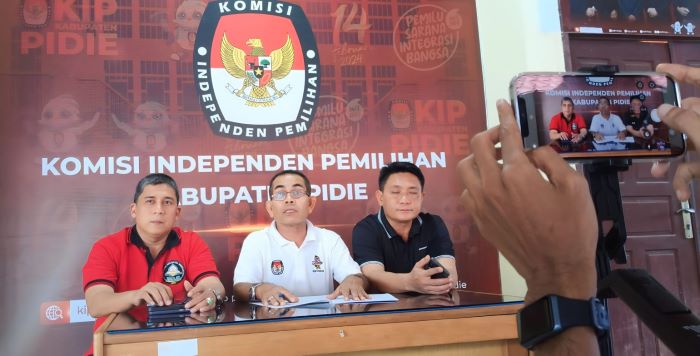 Komisi Independen Pemilihan (KIP) Pidie menggelar konferensi pers usai rapat pleno penetapan pasangan calon Bupati dan Wakil Bupati di kantor KIP, Minggu (22/9/) sore. Waspada/ Muhammad Riza