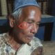 Yahya, 70, guru balai pengajian Al Munawarah Gampong Punti, Minggu (22/9), menunjukkan foto wajahnya memar setelah ditinju Ketua Tuha Peut Gampong Punti Kec. Syamtalira Bayu Kab. Aceh Utara. Waspada/Zainuddin. Abdullah