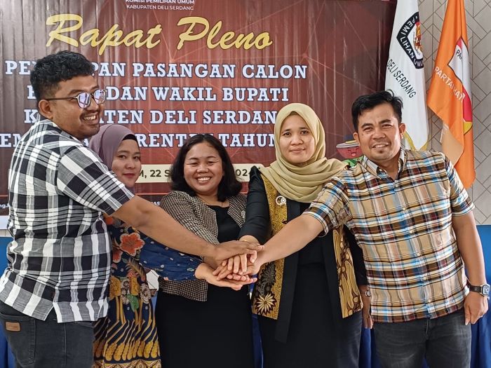 Ketua KPU Deliserdang Relis Yanthy Panjaitan bersama komisioner Ziaulhaq Siregar, Uswatun Hasanah Harahap, Desy Choirunnisa Lubis dan Erdinata Sinuhaji usai rapat pleno. (Waspada/ist).