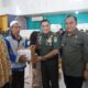 Pangdam IM Mayjen Niko Fahrizal didampingi Pj. Bupati Simeulue Teuku Reza Fahlevi menyerahkan bingkisan sebagai tali asih kepada salah seorang perwakilan masyarakat penerima Bakso pada Launching di Gedung Serba Guna, Simeulue. Minggu (22/9). Waspada/Ist
