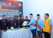 Pasangan Labura Hebat jilid 2 Hendri Yanto Sitorus - Samsul Tanjung saat menyerahkan berkas pendaftaran kepada Komisioner KPU Labura. Waspada/Ist