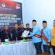 Pasangan Labura Hebat jilid 2 Hendri Yanto Sitorus - Samsul Tanjung saat menyerahkan berkas pendaftaran kepada Komisioner KPU Labura. Waspada/Ist