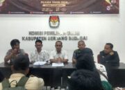 Ketua KPU Sergai, Agusli Matondang (tengah) didampingi Komisioner, Liston Robert Saragih Erdian Wirajaya, H.Muhammad Sofian dan Fuad Hasan Lubis saat mengumumkan penetapan pasangan calon Bupati dan Wakil Bupati Sergai di Pilkada 2024, Minggu (22/9) di kantor KPU setempat di Sei Rampah. (Waspada/Edi Saputra)