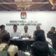 Ketua KPU Sergai, Agusli Matondang (tengah) didampingi Komisioner, Liston Robert Saragih Erdian Wirajaya, H.Muhammad Sofian dan Fuad Hasan Lubis saat mengumumkan penetapan pasangan calon Bupati dan Wakil Bupati Sergai di Pilkada 2024, Minggu (22/9) di kantor KPU setempat di Sei Rampah. (Waspada/Edi Saputra)