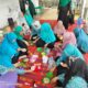 Pelatihan pembuatan abon ikan, dimsum udang dan nugget yang digelar Tim Penggerak PKK Gampong Seuriget, di PAUD Gampong setempat. Waspada/Munawar