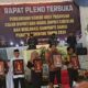Para Bakal Calon Bupati Simeulue menunjukkan nomor urut masing-masing. Senin (23/9). Waspada/Ist