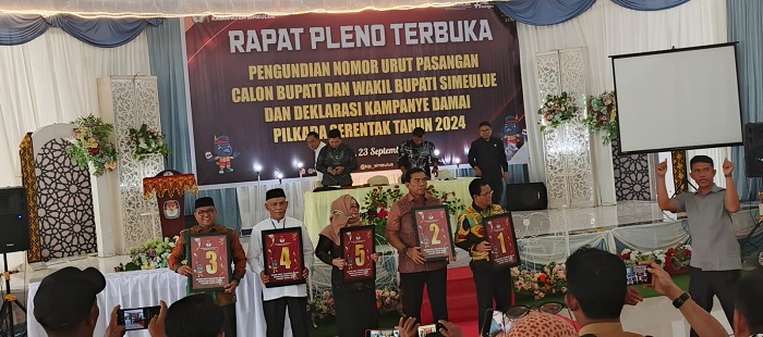 Para Bakal Calon Bupati Simeulue menunjukkan nomor urut masing-masing. Senin (23/9). Waspada/Ist