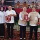 Empat Paslon Wali Kota dan Wakil Wali Kota peserta Pilkada Pematangsiantar 2024 pose bersama usai Ketua KPU Muhammad Isman Hutabarat (dua kanan belakang) dan Komisioner KPU lainnya melaksanakan rapat pleno terbuka penetapan nomor urut Paslon di Sapadia Hotel, Jl. Diponegoro, Senin (23/9).(Waspada-Edoard Sinaga).