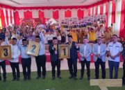 Paslon Wali Kota dan Wakil Wali Kota menunjukkan nomor urut masing-masing di KPU Padangsidimpuan. (Waspada/Syarif Ali Usman)