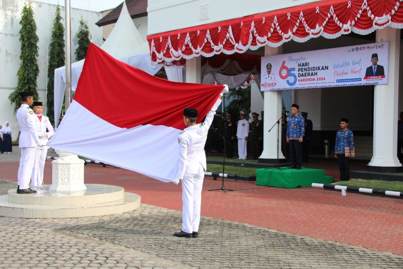 Pemerintah Kota (Pemko) Lhokseumawe laksanakan upacara peringatan Hari Pendidikan Daerah (Hardikda) ke-65 di halaman Kantor Wali Kota, Senin (02/09) dengan semangat memajukan dunia pendidikan. Waspada / Zainuddin. Abdullah