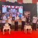 Pasangan calon bupati dan wakil bupati menujukkan nomor urut masing-masing pada acara pengundian yang dilaksanakan KIP Nagan Raya, Senin (23/9).(Waspada/Mujiburrahman)