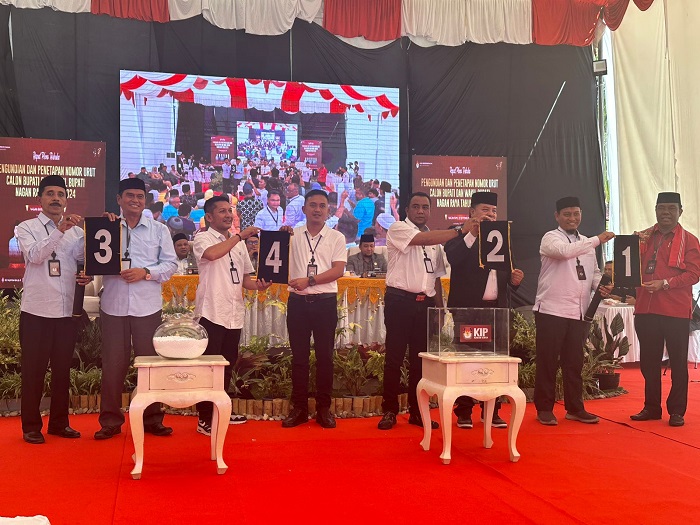 Pasangan calon bupati dan wakil bupati menujukkan nomor urut masing-masing pada acara pengundian yang dilaksanakan KIP Nagan Raya, Senin (23/9).(Waspada/Mujiburrahman)