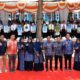 Rektor UM Tapsel Muhammad Darwis, M.Pd (6 kanan), Ketua BPH UM Tapsel Dra Muksana Pasaribu MA, Wakil Rektor I Aisyah Nurmi, SPt, MPt, Wakil Rektor II Samsidar Lubis, MA, Wakil Rektor III Mukhlis, SP, MMA foto bersama dengan peserta Matamaru UM Tapsel, Senin (23/9). Waspada/Mohot Lubis