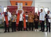Ketiga Paslon menunjukkan nomor urut pada Pemilihan Bupati dan Wakil Bupati Toba, 27 November 2024 mendatang. Waspada/Ramsiana Gultom