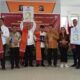 Ketiga Paslon menunjukkan nomor urut pada Pemilihan Bupati dan Wakil Bupati Toba, 27 November 2024 mendatang. Waspada/Ramsiana Gultom