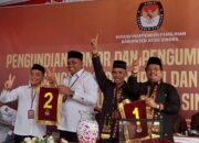 Paslon Nomor urut 1 Safriadi-Hamzah Sulaiman (Sahabat) bersama Paslon nomor urut 2 Dulmusrid-Al Hidayat (Duha) saat menunjukkan nomor urut masing-masing pasangan calon bupati wakil bupati, di Kantor KIP Aceh Singkil, Senin (23/9/2024). WASPADA/Ariefh.