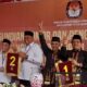 Paslon Nomor urut 1 Safriadi-Hamzah Sulaiman (Sahabat) bersama Paslon nomor urut 2 Dulmusrid-Al Hidayat (Duha) saat menunjukkan nomor urut masing-masing pasangan calon bupati wakil bupati, di Kantor KIP Aceh Singkil, Senin (23/9/2024). WASPADA/Ariefh.