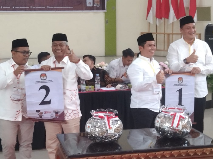 Pasangan calon bupati dan wakil bupati PMA - AFN nomor urut 1, sedangkan AZP- Ifdal nomor urut 2, hasil pengundian dan penetapan nomor urut pasangan calon Pilkada Palas 2024. (Waspada/Idaham Butar Butar)