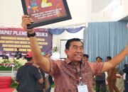 Calon Bupati Simeulue nomor urut 2, Kombes Pol. Purnawirawan Mohammad Nasrun Mikaris mengangkat nomor urut sesaat usai penarikan undian oleh KIP di Gedung Serbaguna Simeulue, Senin (23/9). Waspada/Ist
