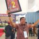 Calon Bupati Simeulue nomor urut 2, Kombes Pol. Purnawirawan Mohammad Nasrun Mikaris mengangkat nomor urut sesaat usai penarikan undian oleh KIP di Gedung Serbaguna Simeulue, Senin (23/9). Waspada/Ist