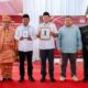 Paslon Bupati dan Wakil Bupati Sergai Darma Wijaya dan Adlin Tambunan menunjukkan nomor urut 1 didampingi Ketua KPU Sergai Agusli Matondang, Komisioner KPU Erdian Wirajaya, Lisbon Robert Saragih dan Muhammad Sofian, Sekretaris KPU M Arif, Ketua Bawaslu Sergai Erwin Syahputra, Senin (23/9) di kantor KPU Sergai di Sei Rampah. (Waspada/Edi Saputra)