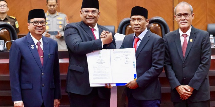 Pj. Gubernur Aceh, Safrizal ZA, didampingi Plh. Sekda Aceh, Azwardi, menandatangani nota kesepakatan bersama terhadap rancangan perubahan KUA-PPAS tahun anggaran 2024 dengan Pimpinan DPRA di Gedung Utama DPRA, Banda Aceh, Senin, (23/9). (Waspada/Zafrullah)