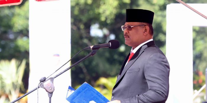 Penjabat Gubernur Aceh, Dr. H. Drs. Safrizal ZA, M.Si., saat menjadi pembina Upacara Hari Pendididikan Daerah (Hardikda) Aceh ke-65 Tahun 2024, di Lapangan Upacara Kantor Gubernur Aceh, Senin, (2/9). (Waspada/Zafrullah)