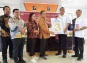 Pasangan Calon nomor urut 3, Effendi-Murphy saat sambutan usia pencabutan nomor di KPU Toba, Senin (23/9/). Waspada/ Ramsiana Gultom
