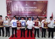 Empat Paslon Wali Kota-Wakil Wali Kota Binjai foto bersama usai pengundian nomor urut yang diselenggarakan KPU. (Waspada/Ria Hamdani)