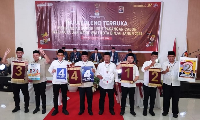 Empat Paslon Wali Kota-Wakil Wali Kota Binjai foto bersama usai pengundian nomor urut yang diselenggarakan KPU. (Waspada/Ria Hamdani)