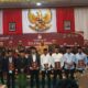 Komisioner KIP dan Forkopimda berfoto dengan paslon Bupati/Wakil Bupati Aceh Timur usai penarikan nomor urut di Pendopo Bupati Aceh Timur di Idi, Senin (23/9). Waspada/Muhammad Ishak