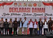 PARA Paslon Bupati/Wakil Bupati, KPUD dan sejumlah unsur Forkopimda Karo melakukan deklarasi damai di lapangan Samura Kabanjahe. Waspada/Micky Maliki.
