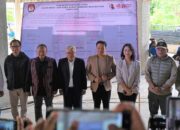 PASANGAN Calon Bupati dan Wakil Bupati Humbahas foto bersama dalam deklarasi kampanye damai. Waspada/Ist