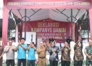 Kapolres Aceh Singkil AKPB Suprihatiyanto saat menyaksikan pelepasan petasan oleh Ketua KIP, Pj Bupati dan 2 Paslon bupati-wakil bupati, usai penyerahan Walpri saat Deklarasi Kampanye Damai, Selasa (24/9/2024). WASPADA/Ariefh