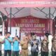 Kapolres Aceh Singkil AKPB Suprihatiyanto saat menyaksikan pelepasan petasan oleh Ketua KIP, Pj Bupati dan 2 Paslon bupati-wakil bupati, usai penyerahan Walpri saat Deklarasi Kampanye Damai, Selasa (24/9/2024). WASPADA/Ariefh