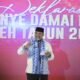Pj Gubernur Aceh, Safrizal ZA, saat memberikan pidato dan membacakan puisi pada acara deklarasi kampanye damai Pilkada Aceh yang diselenggarakan Komisi Independen Pemilihan (KIP) Aceh, di Aula Hotel The Pade, Aceh Besar, Selasa, (24/9) malam. (Waspada/Zafrullah)