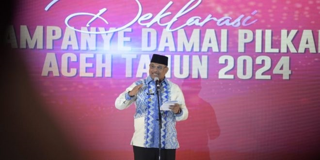 Pj Gubernur Aceh, Safrizal ZA, saat memberikan pidato dan membacakan puisi pada acara deklarasi kampanye damai Pilkada Aceh yang diselenggarakan Komisi Independen Pemilihan (KIP) Aceh, di Aula Hotel The Pade, Aceh Besar, Selasa, (24/9) malam. (Waspada/Zafrullah)