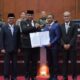 Pj Gubernur Aceh, Safrizal, ZA, didampingi Plh. Sekda Aceh, Azwardi foto bersama Ketua DPRA Zulfadhli dan Wakil Ketua DPRA Dalimi usai penandatanganan dokumen pengesahan APBA 2025 pada Rapat Paripurna di Gedung Utama DPRA, Banda Aceh, Selasa (24/9) malam. (Waspada/Zafrullah)